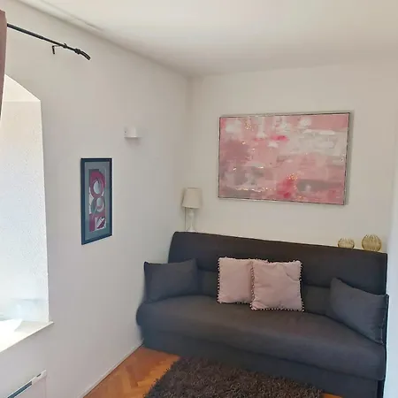 Apartment F&a Split